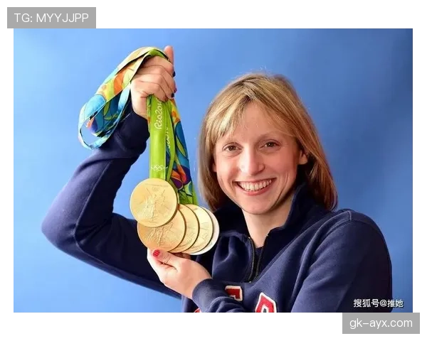 凯蒂·莱德基随手一晒行李箱，里面的东西把我和她的世界隔成好几层楼