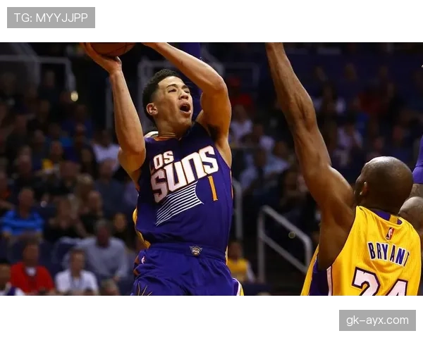 德文·布克挡拆主动进攻拉开队友得分空间提升整体效率