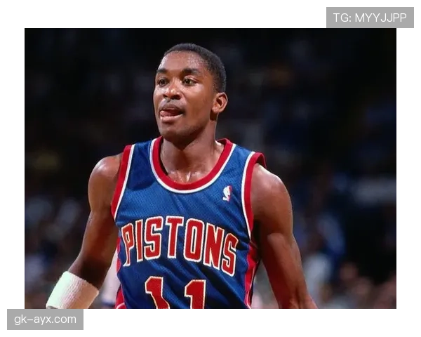 伊塞亚·托马斯无球跑动制造错位，改变活塞进攻节奏