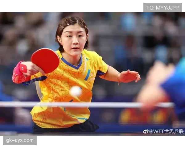 陈梦随手一拍，训练服里竟然蹦出那只名牌包，差得有点刺眼